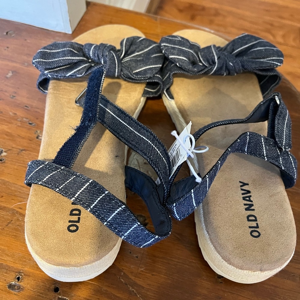 Toddler girls size 13 Old Navy Chambray stripe sandals - Picture 7 of 7